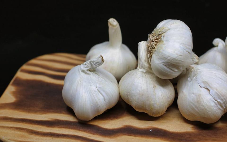 How to Safely Infuse Olive Oil with Garlic at Home